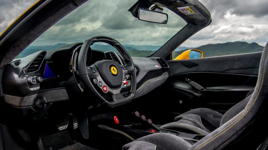Интерьер Ferrari 488 Pista Spider Giallo Modena 2018 года  (фото 11 из 14)